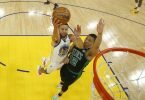 Golden States Stephen Curry (l) wirft neben Bostons Grant Williams. Foto: Jed Jacobsohn/Pool AP/dpa
