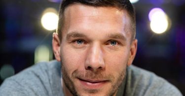 Der frühere Nationalspieler Lukas Podolski hat seinen Vertrag beim polnischen Erstligisten Gornik Zabrze gerade um ein Jahr verlängert. Foto: Bernd Thissen/dpa
