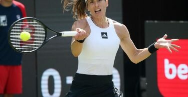 Setzte sich mit 7:6 (10:8), 6:4 gegen die Spanierin Garbiñe Muguruza durch: Andrea Petkovic spielt eine Vorhand. Foto: Wolfgang Kumm/dpa