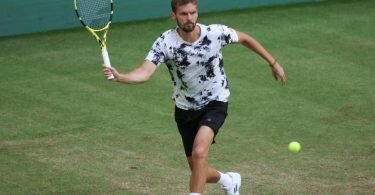 Tennisprofi Oscar Otte spielt eine Vorhand. Foto: Friso Gentsch/dpa
