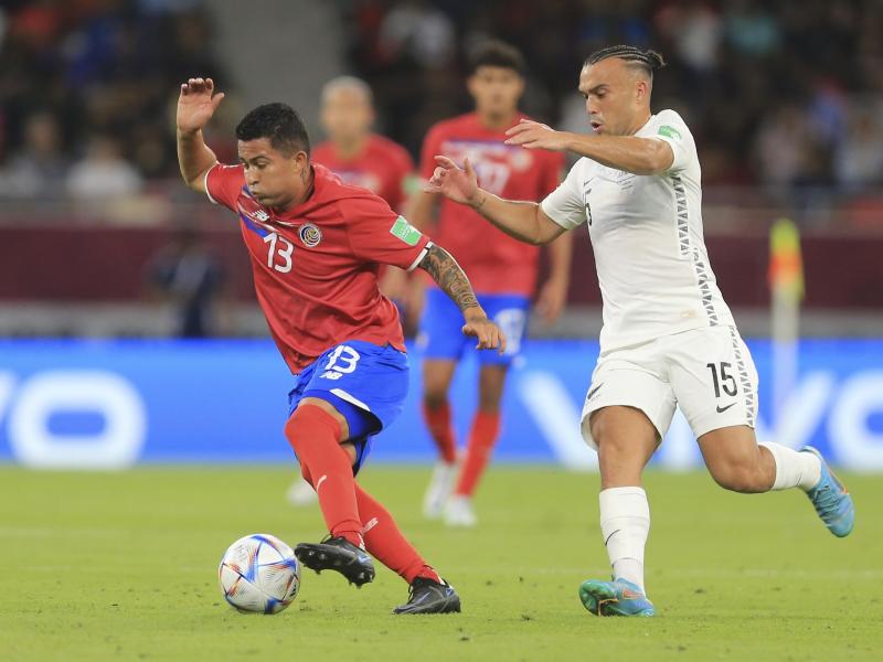 Costa Ricas Gerson Torres (l) schirmt den Ball vor Neuseelands Clayton Lewis ab. Foto: Hussein Sayed/AP/dpa