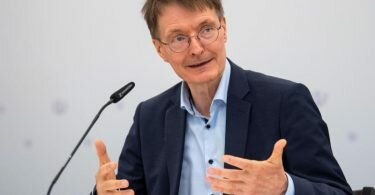 Gesundheitsminister Karl Lauterbach rät Älteren und Vorerkrankten zur Auffrischungsimpfung. Foto: Sina Schuldt/dpa