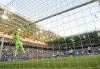 Während der Partie haben 15 Personen ein FIFA-kritisches Banner gezeigt und sollen daraufhin von der Polizei festgesetzt worden sein. Foto: Bernd Thissen/dpa