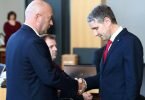 Björn Höcke (r), AfD Thüringen, gratuliert dem neu gewählten Ministerpräsidenten Thomas Kemmerich (FDP). Foto: Bodo Schackow/dpa-Zentralbild/dpa