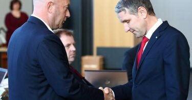 Björn Höcke (r), AfD Thüringen, gratuliert dem neu gewählten Ministerpräsidenten Thomas Kemmerich (FDP). Foto: Bodo Schackow/dpa-Zentralbild/dpa