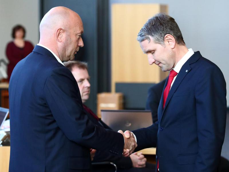 Björn Höcke (r), AfD Thüringen, gratuliert dem neu gewählten Ministerpräsidenten Thomas Kemmerich (FDP). Foto: Bodo Schackow/dpa-Zentralbild/dpa