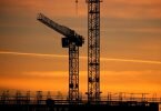 Baukräne einer Großbaustelle: Das Ifo-Institut senkt seine Konjunkturprognose für die deutsche Wirtschaft. Foto: Karl-Josef Hildenbrand/dpa