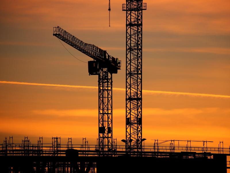 Baukräne einer Großbaustelle: Das Ifo-Institut senkt seine Konjunkturprognose für die deutsche Wirtschaft. Foto: Karl-Josef Hildenbrand/dpa