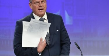 Maros Sefcovic, EU-Kommissar für interinstitutionelle Beziehungen und Zukunftsforschung, während einer Pressekonferenz im EU-Hauptquartier. Im Streit um Brexit-Regeln für die britische Provinz Nordirland geht die&nbsp;EU gegen&nbsp;London vor. Foto: Geert Vanden Wijngaert/AP/dpa