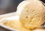 Wenn veganes Eis aus der Region Kokosmilch enthält, führt die Angabe zur Herkunft in die Irre. Foto: Franziska Gabbert/dpa-tmn/Illustration