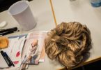 Oft können Angehörige erahnen, ob Krebs-Patientinnen oder -Patienten über ihre Erkrankung sprechen möchten. Fällt ein «Ich war im Krankenhaus» oder ein «Ich habe ja meine Haare verloren», kann das ein Einstieg in ein Gespräch sein. Foto: Andreas Arnold/dpa/dpa-tmn