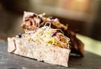 Sprossen und Keimlinge werten das Butterbrot auf - nicht nur optisch, sondern auch in Sachen Nährstoffe. Allerdings besteht die Gefahr, sich unerwünschte Bakterien auf die Stulle zu holen. Foto: Franziska Gabbert/dpa-tmn