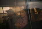 Menschen nehmen einen Bus am Aufnahmezentrum für Flüchtlinge im ukrainischen Saporischschja, nachdem sie aus Mala Tokmatschka geflohen sind. Foto: Francisco Seco/AP/dpa