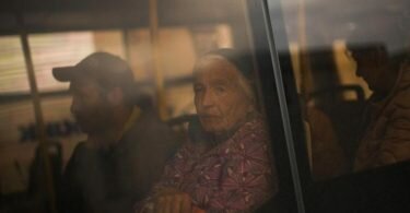Menschen nehmen einen Bus am Aufnahmezentrum für Flüchtlinge im ukrainischen Saporischschja, nachdem sie aus Mala Tokmatschka geflohen sind. Foto: Francisco Seco/AP/dpa
