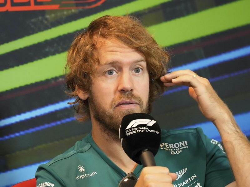 Aston-Martin-Pilot Sebastian Vettel während einer Pressekonferenz. Foto: Sergei Grits/AP/dpa
