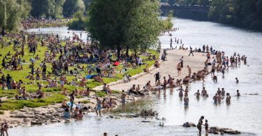 Nicht nur Badeseen sind beliebt zum Abkühlen an heißen Tagen, sondern auch Flüsse - wie hier die Isar in München. Doch gerade in der Mitte der Gewässer ist die Strömung oft stark. Foto: Matthias Balk/dpa/dpa-tmn