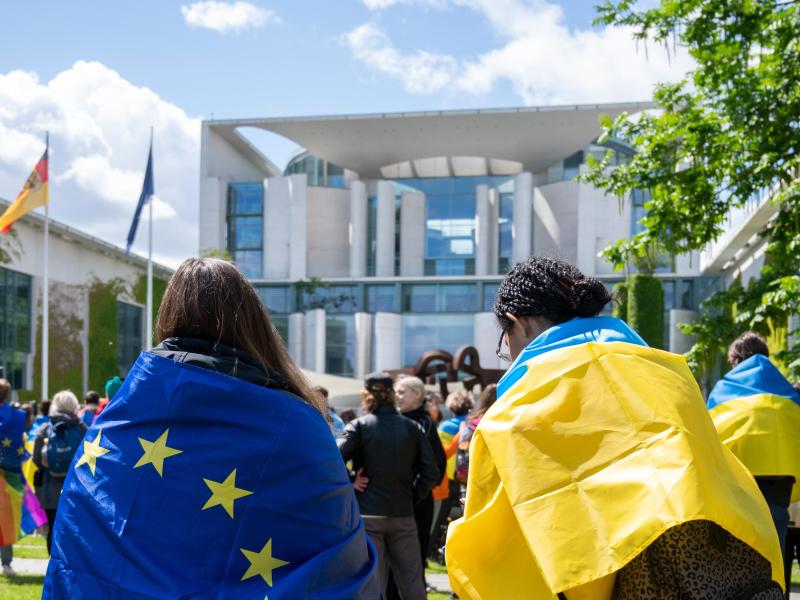 Nach Ansicht von Kanzler Scholz soll die Ukraine den EU-Kandidatenstatus erhalten. Foto: Christophe Gateau/dpa/Archiv