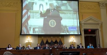 Bei einer Anhörung im Kapitol zum Ausschuss zur Kapitol-Attacke wird auch ein Video des Ex-Präsidenten Trump abgespielt. Foto: J. Scott Applewhite/AP/dpa