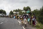 Menschen in Kibumba in der Demokratischen Republik Konglo fliehen Ende Mai vor Kämpfen zwischen kongolesischen Streitkräften und Rebellen in das benachbarte Uganda. Foto: Moses Sawasawa/AP/dpa/Archiv