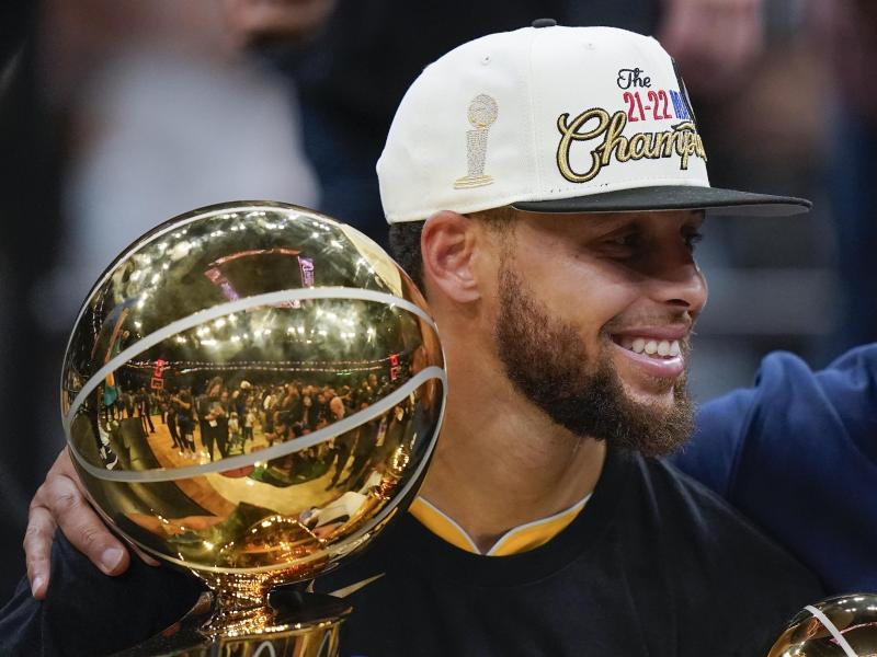 Stephen Curry von den Golden State Warriors mit der Trophäe. Foto: Steven Senne/AP/dpa