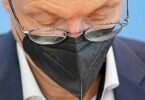 Bundesgesundheitsminister Karl Lauterbach empfiehlt, Masken in Innenräumen zu tragen. Foto: Michael Kappeler/dpa