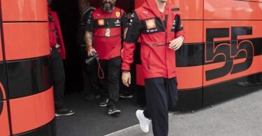 Muss noch so manche Herausforderung meistern: Ferrari-Pilot Charles Leclerc (r) im Fahrerlager. Foto: Ryan Remiorz/The Canadian Press/AP/dpa