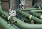 Messinstrumente zeigen den Leitungsdruck der Rohrleitungen eines Gaspeichers an. Die Bundesregierung sieht die Gasversorgung nach wie vor als stabil an. Foto: Axel Heimken/dpa
