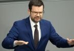 Bundesjustizminister Marco Buschmann will ein Gutachten zur Maskenpflicht abwarten. Foto: Wolfgang Kumm/dpa
