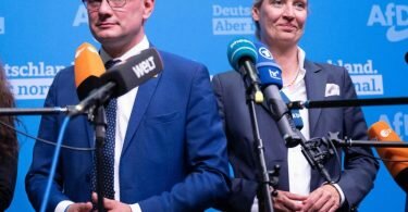 Tino Chrupalla, AfD-Bundesvorsitzender, und Alice Weidel, AfD-Bundesvorsitzende, während einer Pressekonferenz auf dem Bundesparteitag der AfD. Foto: Sebastian Kahnert/dpa