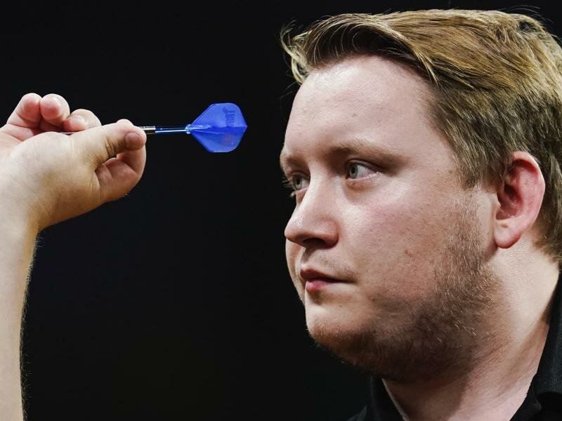Hat das Halbfinale bei der Darts-Team-WM im Visier: Martin Schindler. Foto: Uwe Anspach/dpa