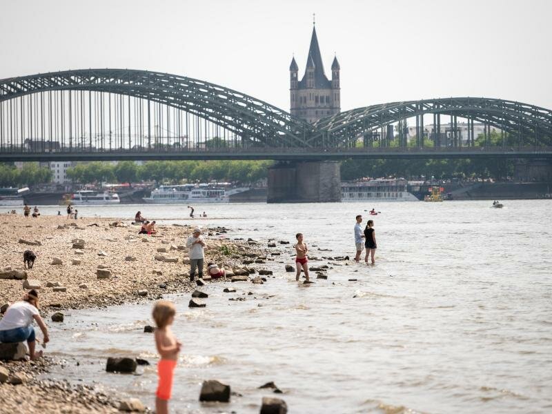 Hohe Temperaturen haben auch die Menschen in Köln ins Schwitzen gebracht. Foto: Christian Knieps/dpa