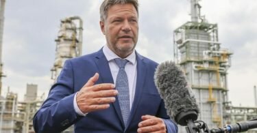 Robert Habeck (Bündnis 90/Die Grünen), Bundesminister für Wirtschaft und Klimaschutz, besucht die Total Raffinerie Leuna. Foto: Jan Woitas/dpa