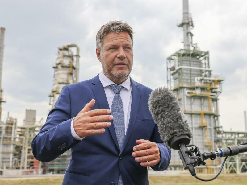 Robert Habeck (Bündnis 90/Die Grünen), Bundesminister für Wirtschaft und Klimaschutz, besucht die Total Raffinerie Leuna. Foto: Jan Woitas/dpa