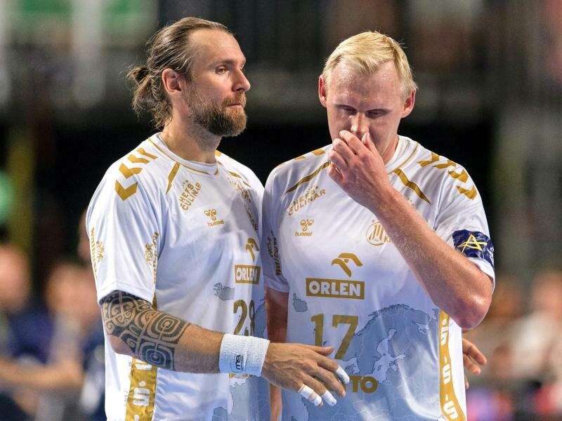 Pavel Horak (l) und Patrick Wiencek vom THW Kiel verarbeiten die Niederlage gegen den FC Barcelona. Foto: Marius Becker/dpa