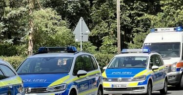 Die Polizei forderte am Sonntag die Anwohner in Tiefenbrunnen auf, ihre Häuser zu verlassen. Foto: Thomas Schulz/TNN/dpa