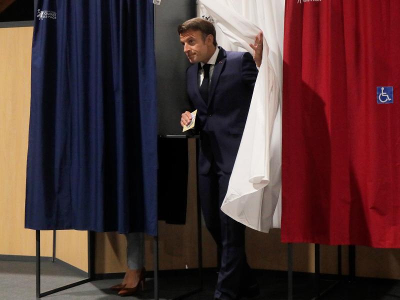 Präsident Emmanuel Macron erleidet eine schwere Niederlage. Foto: Michel Spingler/AP Pool/dpa