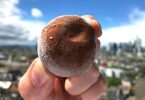 Mochi-Eis ist nicht immer leicht zu kauen. Besonders für kleinere Kinder sollte die Süßigkeit aus Japan deshalb besser geschnitten werden. Foto: Gregor Tholl/dpa-Zentralbild/dpa-tmn