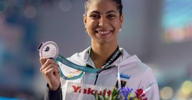 Anna Elendt jubelt mit ihrer Silbermedaille bei der Siegerehrung. Foto: Jo Kleindl/dpa