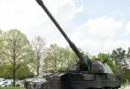 Eine Panzerhaubitze 2000 steht auf dem Gelände der Albkaserne. Foto: Silas Stein/dpa