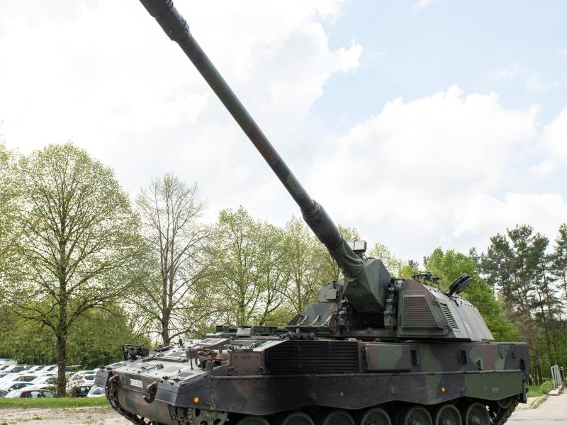 Eine Panzerhaubitze 2000 steht auf dem Gelände der Albkaserne. Foto: Silas Stein/dpa