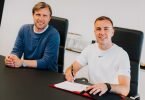 Neuzugang Mario Götze (r) bei der Vertragsunterschrift neben Eintrachts Sportvorstand Markus Krösche. Foto: -/Eintracht Frankfurt/dpa