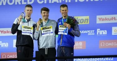 Der Zweitplatzierte Florian Wellbrock (l-r), Sieger Bobby Finke aus den USA, und der Ukrainer Michailo Romantschuk auf dem Podium. Foto: Petr David Josek/AP/dpa