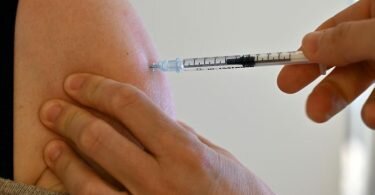 Angesichts steigender Corona-Fallzahlen fragen sich auch viele Jüngere: Sollte ich mich jetzt zum zweiten Mal boostern lassen? Die Stiko empfiehlt dies Menschen ohne Vorerkrankung bisher nicht. Foto: Martin Schutt/dpa-Zentralbild/dpa