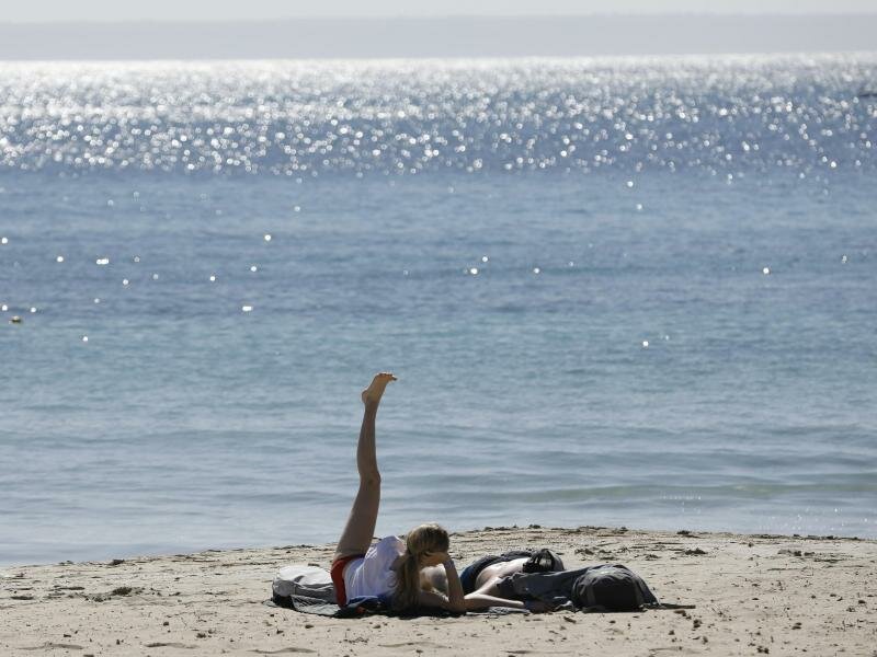 Urlauber am Strand von Palmanova auf der Urlaubsinsel Mallorca: In Spanien gibt es kaum noch Corona-Beschränkungen. Foto: Clara Margais/dpa