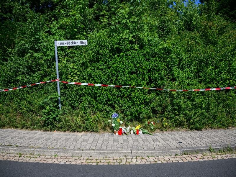 Kerzen, Blumen und Figuren am&nbsp;Fundort der Leiche in&nbsp;Salzgitter. Foto: Julian Stratenschulte/dpa