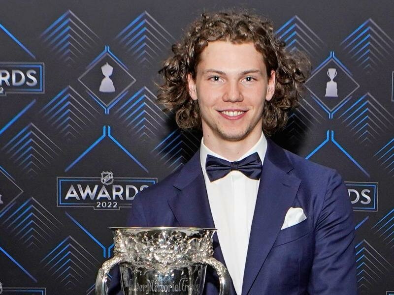 Bester NHL-Neuling:&nbsp;Eishockey-Nationalspieler Moritz Seider der Calder Trophy für den «Rookie of the Year». Foto: John Bazemore/AP/dpa