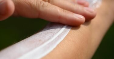 Eine App der Vereinte Nationen informiert Nutzer über die aktuelle UV-Strahlung weltweit. Foto: Robert Michael/dpa