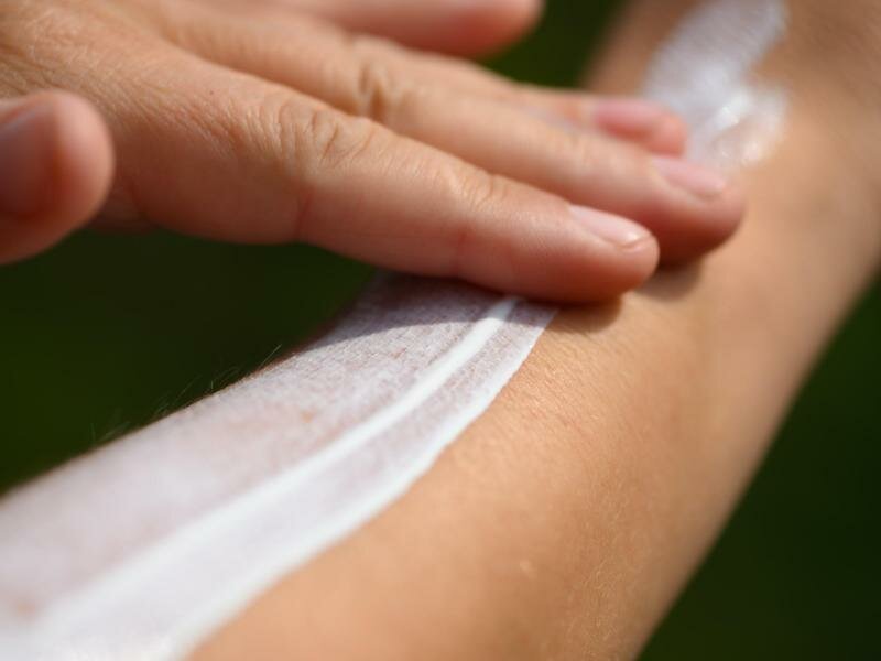 Eine App der Vereinte Nationen informiert Nutzer über die aktuelle UV-Strahlung weltweit. Foto: Robert Michael/dpa