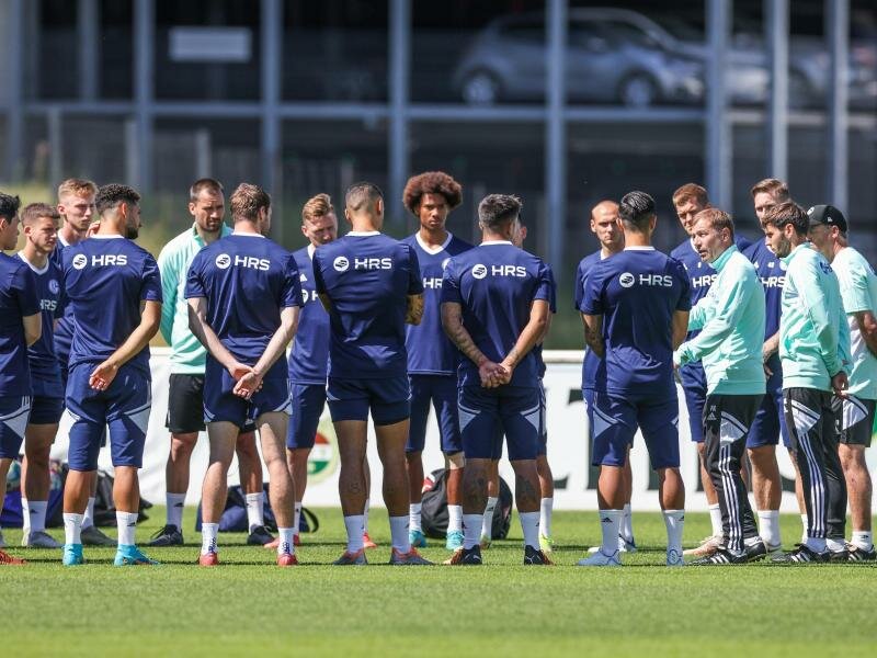 Schalkes Cheftrainer Frank Kramer hält eine Ansprache an seine Mannschaft. Foto: Tim Rehbein/dpa