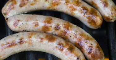 Wer Grillwürste mit gutem Gewissen auf den Rost packen will, sollte zu Bio-Würsten greifen, rät die Zeitschrift «Öko-Test». Foto: Frank Rumpenhorst/dpa-tmn